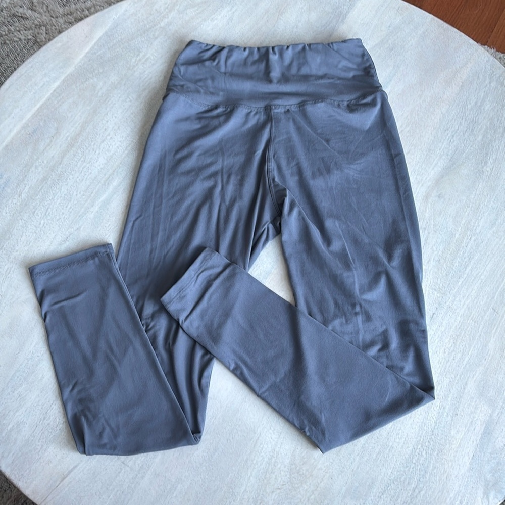 Gray woman’s warm and cozy leggings size small- stretchy yoga pants
